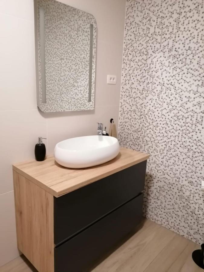 Brand New Apartment In Малинска Екстериор снимка