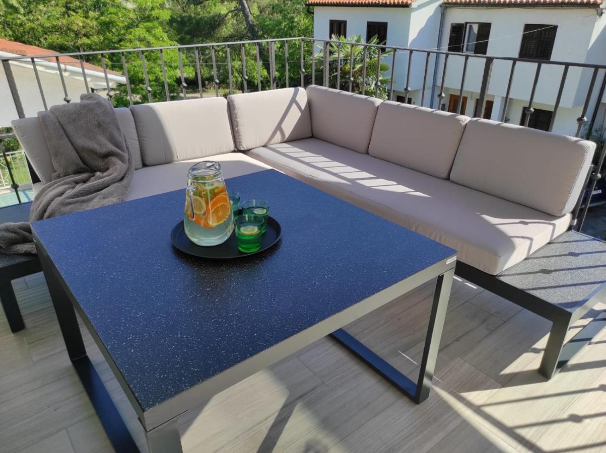 Brand New Apartment In Малинска Екстериор снимка