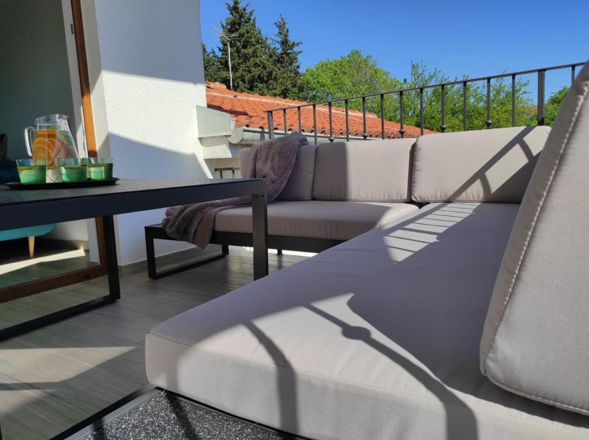 Brand New Apartment In Малинска Екстериор снимка