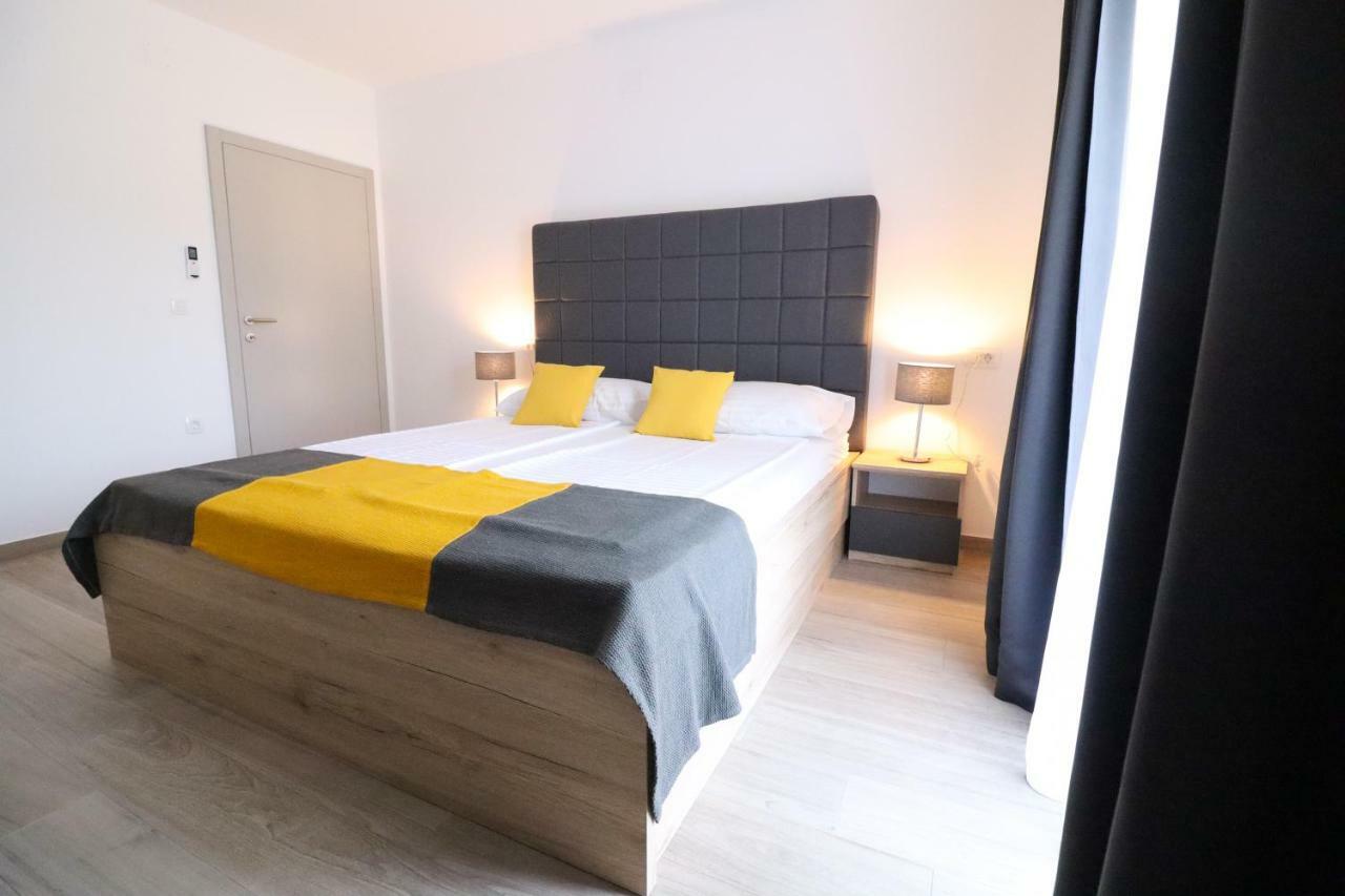 Brand New Apartment In Малинска Екстериор снимка