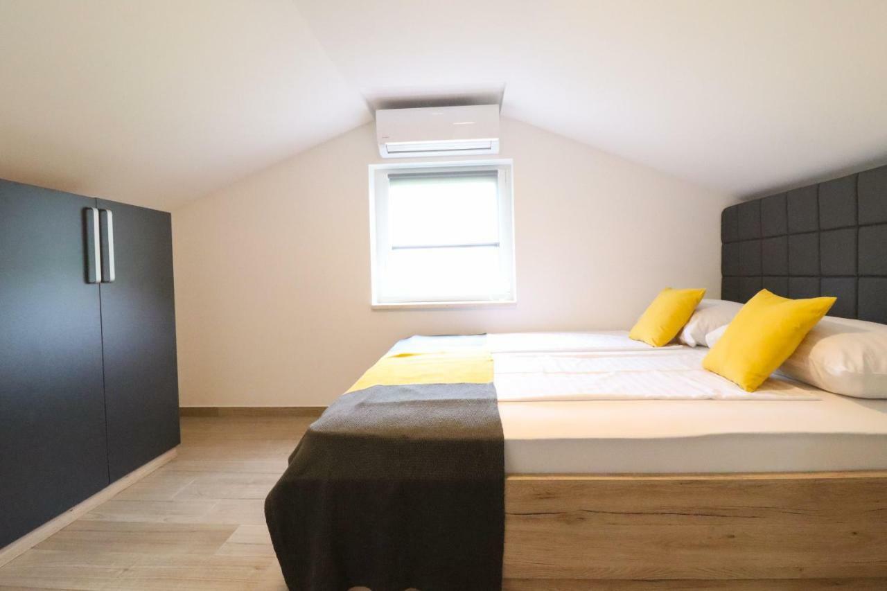 Brand New Apartment In Малинска Екстериор снимка